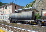Vierachsiger Drehgestell-Kesselwagen 33 87 7874 423-9 F-PEA, der Gattung Zaces, der PETROCITERNE S.A. (Mietwagon der ATIR-RAIL), Zugverband am 22.07.2022 bei der Zugdurchfahrt im Bahnhof  Riomaggiore (Cinque Terre an der Italienischen Riviera) in Richtung La Spezia.

Die Gefahrgutkennzeichnung 80/1830 zeigt an es handelt sich beim Ladegut um Schwefelsäure mit mehr als 51 % Säure.

TECHNISCHE DATEN:
Gattung: Zaces (Gattungszahl 7874)
Spurweite: 1.435 mm
Länge über Puffer : 12.290 mm
Drehzapfenabstand: 7.740 mm
Achsabstand im Drehgestell: 1.800 mm
Höchstgeschwindigkeit: 100 km/h / 120 km/h (leer)
Eigengewicht: 22.190 kg
Nutzlast: 57,0 t ab Streckenklasse C
Gesamtvolumen: 39.055 Liter
Tankcode: L10DH
Bremse: KE-GP
Intern. Verwendungsfähigkeit: RIV