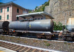 atir-rail-sa/792217/vierachsiger-drehgestell-kesselwagen-33-87-7817-533-5 Vierachsiger Drehgestell-Kesselwagen 33 87 7817 533-5 F-ATRR, der Gattung Zags, der ATIR-RAIL, Zugverband am 22.07.2022 bei der Zugdurchfahrt im Bahnhof  Riomaggiore (Cinque Terre an der Italienischen Riviera) in Richtung La Spezia.

Die Gefahrgutkennzeichnung 80/1830 zeigt an es handelt sich beim Ladegut um Schwefelsure mit mehr als 51 % Sure.

TECHNISCHE DATEN:
Gattung: Zags (Gattungszahl 7817)
Spurweite: 1.435 mm
Lnge ber Puffer : 12.350 mm
Drehzapfenabstand: 7.930 mm
Achsabstand im Drehgestell: 1.800 mm
Hchstgeschwindigkeit: 100 km/h / 120 km/h (leer)
Eigengewicht: 21.240 kg
Nutzlast: 58,7 t ab Streckenklasse C
Gesamtvolumen: 47.635 Liter
Tankcode: L10DH
Bremse: KE-GP
Intern. Verwendungsfhigkeit: RIV
