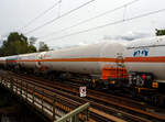 Vierachsiger Drehgestell 117 m� Druckgaskesselwagen ohne Sonnenschutzdach, 33 87 7811 225-4 F-ERSA, der Gattung Zags (Safety++), der franz�sischen Ermewa SA, laut Anschrift und Gefahrgut-Warntafel (23/1965) beladen mit Kohlenwasserstoffgas, Gemisch, verfl�ssigt, n.a.g. (Gemisch C), am 21 August 2026 im Zugverband bei einer Zugdurchfahrt in Siegen-Eiserfeld in Richtung Siegen.

Diese vierachsigen Kesselwagen aus feink�rnigem Kohlenstoffstahl vom Typ Zags (Safety++) mit einem Fassungsverm�gen von 117 m� sind f�r den Transport von Fl�ssiggasen der Klasse 2 (Propan, Propylen, Butadien, Butan, Ethylamin, Isobuten, A/A0/A1/B/C-Gemische, Isobutan) ausgelegt. Diese innovativen Kesselwagen verf�gen �ber Schutzschilde, um den Tank zu sch�tzen und seine Unversehrtheit zu gew�hrleisten und das Risiko einer Leckage bei bis zu 75 km/h zu minimieren. Als weitere Sicherheitseinrichtung besitzen diese Wagen Crashpuffer. Der Waggon ist au�erdem mit einer Kompaktbremseinheit mit automatischer Lastabbremsung ausgestattet, um Fehlfunktionen zu vermeiden. Optional sind auch Telematiksensoren zur �berwachung der Bremsen erh�ltlich. Der Waggon entspricht den neuesten geltenden europ�ischen Gesetzen (4. Eisenbahnpaket) und dem RID 2019.

TECHNISCHE DATEN (gem. Anschriften):
Spurweite: 1.435 mm (Normalspur)
Achsanzahl: 4 (in 2 Drehgestelle)
L�nge �ber Puffer: 18.100 mm
Drehzapfenabstand: 12.100 mm
Achsabstand im Drehgestell: 1.800 mm
Laufraddurchmesser: 920 mm (neu)
H�chstgeschwindigkeit: 100 km/h (beladen) / 120 km/h (leer)
Eigengewicht: 33.450 kg
Nutzlast: 49,1 t (bei Gemisch C auf Streckenklasse D)
Gesamtvolumen: ca. 117 m� 
Tankwerkstoff: feink�rniger Kohlenstoffstahl (z.B. P460NL2 fr�her EStE 460)
Handbremse: Vom Boden aus bedienbar an einem Drehgestell
Kleinster befahrbarer Gleisbogen: R 35 m
Besonderheit: Crashpuffer, sowie Schutzschild gem. TE25
Intern. Verwendungsf�higkeit: TEN-GE

Tankcode: P27BH / Sondervorschrift TE 22 und TE 25
P =Tank f�r verfl�ssigte oder unter Druck gel�ste Gase
27 = Mindestberechnungsdruck 27 bar (Arbeitsdruck 21 bar)
B = Tank mit Boden�ffnungen mit 3 Verschl�ssen f�r das Bef�llen oder Entleeren 
H = luftdicht verschlossener Tank