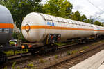 Vierachsiger 125 m� Drehgestell-Druckgaskesselwagen mit Sonnenschutzdach, 33 87 7818 114-3 F-MISA, der Gattung Zags, des franz�sischen Wagonvermieters MILLET S.A.S.