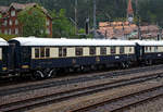 Der VSOE Pullman Speisewagen N 4141 (F- VSOE 61 87 09-70 141-0 [P]), ex CIWL 4141, im Zugverbund vom Venice Simplon-Orient-Express am 02.08.2019 beim Halt in Gschenen (CH), leider bei Regen.