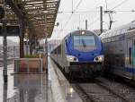 Es regnete Bindfäden, als dieser SNCF TER Regionalzug mit dem Steuerwagen voraus am 25.03.2015 in den Bahnhof Marseille Saint-Charles ein fuhr.