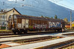 Vierachsiger Drehgestell-Großraum-Schiebewandwagen 31 81 2882 135-8 A-RCW, der Gattung Habbiillns, der Rail Cargo Austria (zur ÖBB), abgestellt am 03 April 2025 im Bahnhof Ebensee am Traunsee an der Salzkammergutbahn, leider beschmiert.

 ...