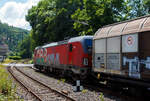 Die leider beschmierte ÖBB 1293 072 (91 81 1293 072-5 A-ÖBB), eine Siemens Vectron MS (X4E) in der Variante A35-1a (Länderpaket) der ÖBB-Produktion GmbH, fährt am 17 Juli 2025 mit einem sehr langen gemischten Güterzug du ...