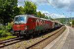 Die leider beschmierte ÖBB 1293 072 (91 81 1293 072-5 A-ÖBB), eine Siemens Vectron MS (X4E) in der Variante A35-1a (Länderpaket) der ÖBB-Produktion GmbH, fährt am 17 Juli 2025 mit einem sehr langen gemischten Güterzug du ...