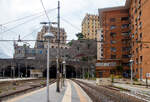 Blick vom Bahnhof Genova Piazza Principe auf die Zahnradbahn die Ferrovia Principe Granarolo am 23 Juli 2022.

Hier fährt der Triebwagen 1 (heute der einzige) der Ferrovia Principe Granarolo  von Talstation Principe (links im Bild) wieder hinauf.  