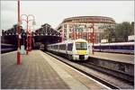 Der Dieseltriebwagen 165 110 der Chiltern Railways verlässt den Bahnhof London Marylebone.