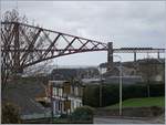 Auf dem Weg nach Dalmeny / South Queensferry zeigt sich schon beim Orteingang die mächtige Forth Bridge.