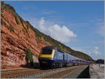 Ein Great Western Railway HST 125 Class 43 auf dem Weg nach London kurzn nach bei Dawlish bei den  roten  Felsen.