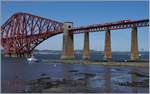 Ein weiterer Virgin Trains East Coast HST 125 Class 43, diesemal in der Gegenrichtung unterwegs auf der 2523 Meter langen Forth Bridge.