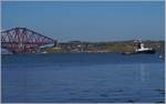 Ein Virgin Train East Coast HST 125 Class 43 von Aberdeen nach London hat den Bahnhof North Queensferry hinter sich gelassen und fährt nun über die 2523 Meter lange Forth Bridge Richtung