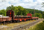 Vierachsiger Drehgestellflachwagen ohne Rungen, mit festen hohen Stirnwänden, 31 80 3531 008-1, der Gattung Rloos-w, der DB Cargo AG, am 11 Juli 2025 im Zugverband bei einer Zugdurchfahrt durch Wilnsdorf-Rudersdorf (Kreis Siegen), hier beladen m ...