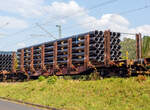 Vierachsiger Drehgestell-Flachwagen mit 8 Doppelrungenpaaren mit integrierter Niederbindeeinrichtung, 31 80 4724 039-1 D-DBSNI, der Gattung Snps 719.1, der DB Cargo Logistics GmbH (ex DB Schenker Nieten GmbH), am 19 September 2024 im Zugverband bei e ...