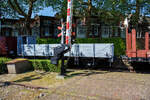 Der Schwellenwagen HSM 29045 GMW, ein dreiachsiger offener Güterwagen mit Bremserhaus der ehemaligen HSM - Hollandsche Spoorweg Maatschappij (Holländische Eisenbahn-Gesellschaft), teils auch als HIJSM - Hollandse IJzeren Spoorweg-Maatschapp ...