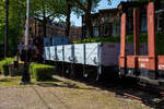 Der Schwellenwagen HSM 29045 GMW, ein dreiachsiger offener Güterwagen mit Bremserhaus der ehemaligen HSM - Hollandsche Spoorweg Maatschappij (Holländische Eisenbahn-Gesellschaft), teils auch als HIJSM - Hollandse IJzeren Spoorweg-Maatschapp ...