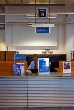 SBB Reisezentrum im Bshnhof Lausanne, am Schalter 8 heisst es ferm (geschlossen), der freundliche Mann mu gerade noch das Wechselgeld zhlen (29.05.2012).