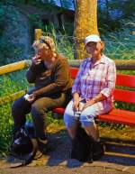 Abends noch das letzte Rauchopfer: Zwei nette Damen auf der  Oma-Bank  in Gilamont-Vevey am 27.05.2012.