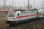 147 590 mit IC 2331(Magdeburg-Rostock)bei der Einfahrt im Rostocker Hbf.10.11.2024