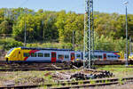 Das ist der neue Klimaschutz am Westerwald....
Zwei der drei neuen zweiteiligen Hybridtriebzüge (E/Akku) der BR 563 vom Typ SIEMENS Mireo Plus B der HLB (Hessische Landesbahn GmbH) sind am 30 April 2025 in Betzdorf/Sieg abgestellt. Links der 563 801 ...