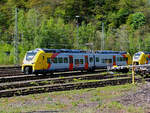 Das ist der neue Klimaschutz am Westerwald....
Zwei der drei neuen zweiteiligen Hybridtriebzüge (E/Akku) der BR 563 vom Typ SIEMENS Mireo Plus B der HLB (Hessische Landesbahn GmbH) sind am 30 April 2025 in Betzdorf/Sieg abgestellt. Links der 56 ...