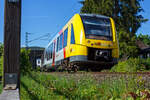 In Froschperspektive, der Verbrennungstriebwagen VT 505 (95 80 1648 105-2 D-HEB / 95 80 1648 605-1 D-HEB) der HLB (Hessische Landesbahn GmbH), ein Alstom Coradia LINT 41 der neuen Generation, hat am 09 Mai 2025 den Bahnhof Betzdorf/Sieg verlassen und ...