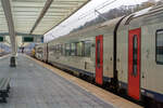 Ein 2. Klasse SNCB/NMBS - I11 Wagen, eingereiht im Zugverband eines IC via Brüssel nach Ostende, am 23 November 2013 bei der Ausfahrt aus dem Bahnhof Lüttch-Guillemins (Gare de Liège-Guillemins).

Als I11-Wagen werden Reisezugwagen d ...