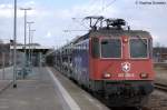 421 394-8 von der SBB Cargo mit dem Fiat Autotransportzug fr den Englischen Markt, auf BLG Logistics eignenden Waggons, in Rathenow auf dem Weg nach Dodendorf.