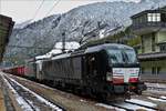 Dispolok 193 663-2 wartet mit ihrem Güterzug am Brenner auf die weiterfahrt in Richtung Bozen.