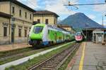 Im Bahnhof Domodossola warten am 08.05.2024 der ETR 521 S-004 der TreNord und ein RABe 503 der SBB auf die Abfahrt