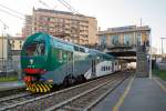   Der Treno Alta Frequentazione Ale 426 - 013 / Ale 506 - 013 der Trenord verlässt am 28.12.2015 den Bahnhof Milano Porta Romana in Richtung Milano Romolo.