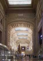   Mächtig und gewaltig ist auch die Eingangshalle der Stazione di Milano Centrale (Bahnhof Milano Centrale), hier am abend des 27.12.2015.