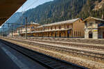Der Bahnhof Brenner (Stazione di Brennero) am 27.03.2022, der Blick vom Bahnsteig 6 in südlicher Richtung aufs Empfangsgebäude.