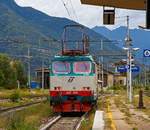 Die E.652 076 (91 83 2652 076-7 I-MIR) der Mercitalia Rail Srl fährt am 15.09.2017 aus dem Güterbereich vom Bahnhof Domodossolain Richtung Süden.