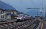 An einem noch dämmrigen Januar Morgen wartet ein FS Trenitalia ETR 610 in Domodossola auf die Weiterfahrt nach Milano.