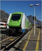 In Domodossola wartet der Trenord ETR 421 017 (94 83 4421 817-7 I-TN) auf seinen nächsten Einsatz; er wird als Trenord Regio 2431 um 14:56 nach Milano abfahren.