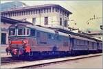 Eine FS D 345 wartet in Domodossola mit einem Regionalzug in Domodossola auf die Abfahrt nach Novara.