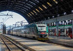 Zwei gekuppelte JAZZ der Trenord, die beiden fünfteiligen ETR 425 030 und 031, erreichen am 12.07.2022, als Regionalzug den Bahnhof Milano Centrale.