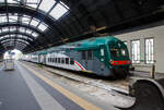 Die Trenord Doppelstock-Wendezug steht am 23.07.2022 auf Gleis 24 im Bahnhof Milano Centrale, Zuglok war die E 464.410 (91 83 2464 410-6 I-TN).
