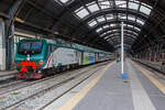 Die Trenord E 464.410 (91 83 2464 410-6 I-TN) steht am 23.07.2022 mit einem Doppelstock-Wendezug auf Gleis 24 im Bahnhof Milano Centrale.