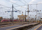 Ein Trenitalia ETR 400 / Frecciarossa 1000 ( Rote Pfeil 1000 ) erreicht am 23.07.2022 den Bahnhof Milano Centrale, in der Bildmitte das alte Stellwerk /Posto di movimento)  Cabnina A  und rechts die  Cabnina C .