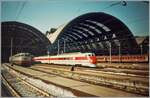 Der FS ETR 450 003 verlässt in Milano Centrale. Die 250 km/h schnellen Neigezüge standen ab 1988 im Einsatz. Sie sind von der Bauweise her das Resultat der 1971 gebauten Prototyp-Triebwagen von FIAT und dem 1975 gebauten Vorgänger ETR.401. 
Durch die Neigetechnik nannte die FS die 17 Züge  Pendolino .

Analogbild vom März 1993
