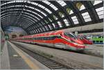 Der FS Trenitalia ETR 400 042 wetteifert mit der imposanten Halle von Milano Centrale wer wohl schöner sei...

8. November 2022