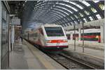 Der FS Trenitalia ETR 485 030 wartet in Milano Centrale auf die Abfahrt als Frecciabianca 8619 nach Roma Termini, der Zug verkehrt via Genova - Livorno.