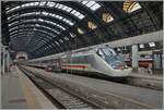 Mit zwei E 414 Triebköpfen bestückt wartet ein FS Trenitalia Intercity in Milano auf die Abfahrt.

8. Nov. 2022