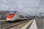 Der SBB Giruno RABe 501 018  Appenzell Ausserrhoden  verlässt als EC 307 von Zürich kommend den Bahnhof Reggio Emilia und wird somit schon bald sein Ziel Bologna erreichen.
