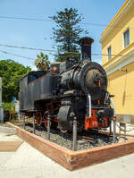 Die FS Schmalspur Zahnrad-Dampflokomotive R.370 012 als Denkmal am Bahnhof Catania Centrale am 20.07.2022.