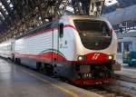   Die E.402.171 (91 83 2402 171-9 I-TI) der Trenitalia (100-prozentige Tochtergesellschaft der Ferrovie dello Stato) ist am 29.12.2015 mit einem Frecciabianca (deutsch: weißer Pfeil) in den