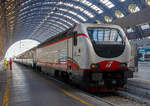 Die E.402.105 (91 83 2402 105-7 I-TI) der Trenitalia (in Frecciabianca-Lackierung) mit einem IC am 29.12.2015 im Bahnhof Milano Centrale (Mailand Zentral).