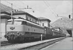 Die formsch�ne FS E 444 018  Tartaruga  (Schildkr�te) in einem eher ungewohnten Aufgabenbereich: Die Schnellzuglok �bernimmt in Domodossola  einen Regionalzug inklusive der  kalten  E 626 in Richtung