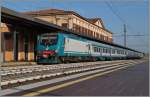 Die FS E 464.214 wartet in Lucca mit einem Regionalzug nach Pisa auf die Abfahrt.
11. Nov. 2015